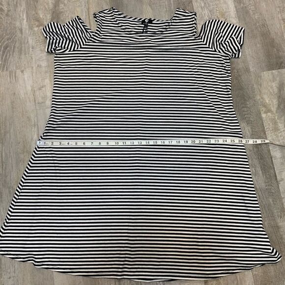 A&I Black white striped cold shoulder shift dress - Picture 10 of 12